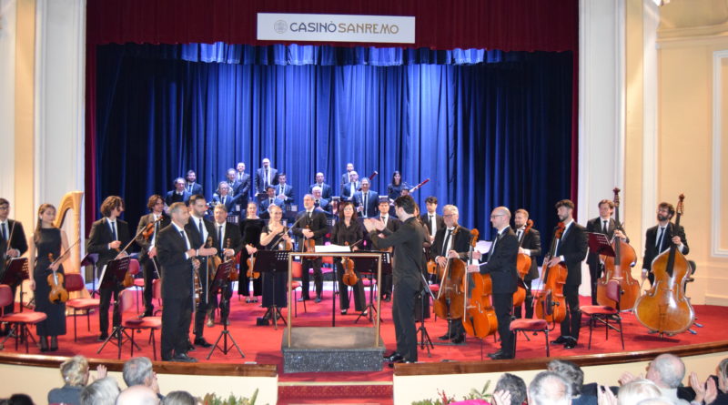 STRAORDINARIO CONCERTO DELL’ORCHESTRA SINFONICA DI SANREMO DIRETTA DAL M° OLIVER COPE AL TEATRO DEL CASINO’ (VIDEO E FOTO) STRAORDINARIO CONCERTO DELL’ORCHESTRA SINFONICA DI SANREMO DIRETTA DAL M° OLIVER COPE AL TEATRO DEL CASINO’ (VIDEO E FOTO)