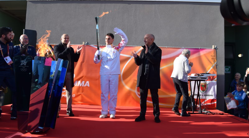 GRANDE ENTUSIASMO A SANREMO PER IL PASSAGGIO DELLA FIAMMA OLIMPICA MILANO-CORTINA 2026 (VIDEO E FOTO)