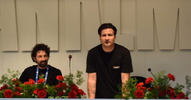 SANREMO 2026-EDDIE BROCK PRESENTA IL SUO BRANO IN SALA STAMPA “LUCIO DALLA” (VIDEO E FOTO) SANREMO 2026-EDDIE BROCK PRESENTA IL SUO BRANO IN SALA STAMPA “LUCIO DALLA” (VIDEO E FOTO)