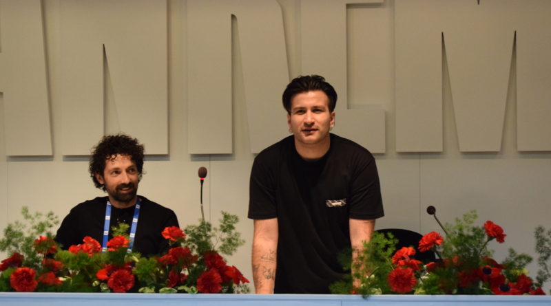 SANREMO 2026-EDDIE BROCK PRESENTA IL SUO BRANO IN SALA STAMPA “LUCIO DALLA” (VIDEO E FOTO)