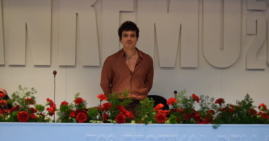 SANREMO 2026 -LEO GASSMANN IN SALA STAMPA “Lucio Dalla” (VIDEO E FOTO)