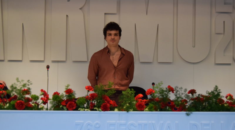 SANREMO 2026 -LEO GASSMANN IN SALA STAMPA “Lucio Dalla” (VIDEO E FOTO)