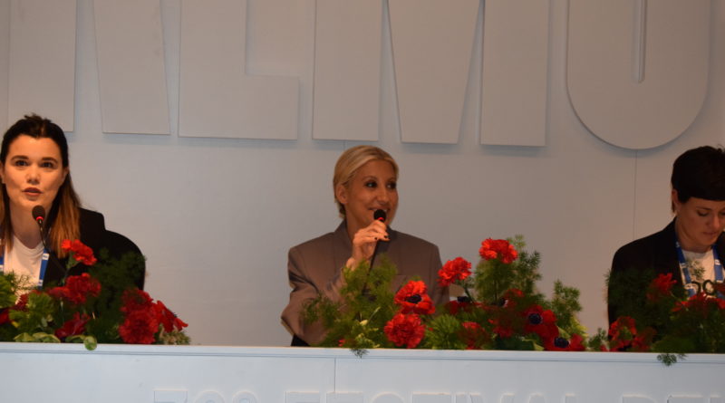 SANREMO 2026 – MALIKA AYANE IN SALA STAMPA “LUCIO DALLA” (VIDEO E FOTO)