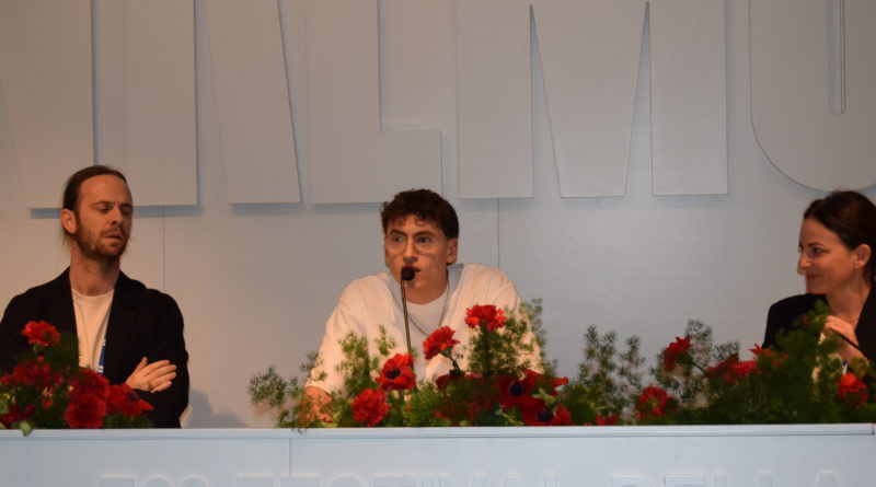 SANREMO2026 TREDICI PIETRO IN SALA STAMPA ” Lucio Dalla” (VIDEO E FOTO)