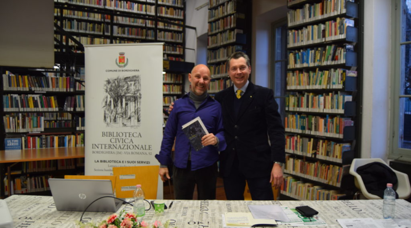 BORDIGHERA – SUCCESSO PER LA PRESENTAZIONE DEL LIBRO “TIGRI D’INCHIOSTRO” DI MARCO VALLARINO ALLA BIBLIOTECA CIVICA INTERNAZIONALE (VIDEO E FOTO)
