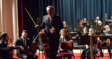 APPLAUSI PER IL CONCERTO DELL’ORCHESTRA SINFONICA SANREMO CON ALEXANDER HUELSHOFF AL VIOLONCELLO DIRETTO DAL M° CRISTIAN LUPES