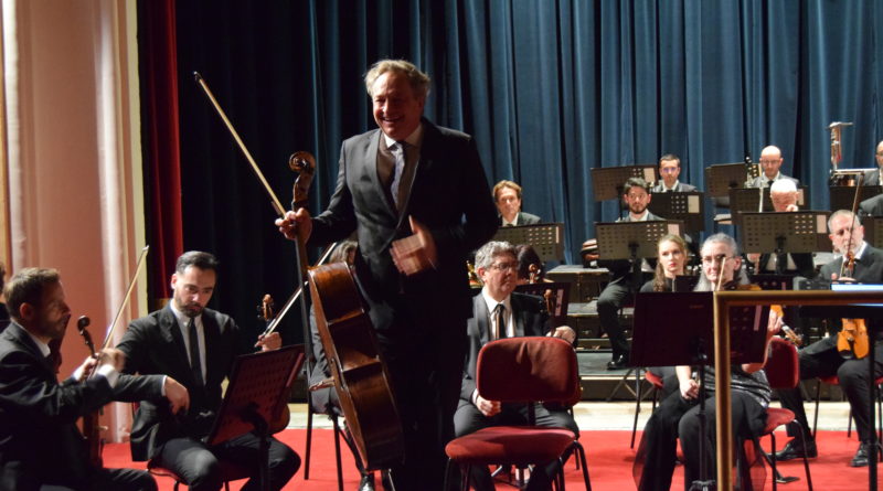 APPLAUSI PER IL CONCERTO DELL’ORCHESTRA SINFONICA SANREMO CON ALEXANDER HUELSHOFF AL VIOLONCELLO DIRETTO DAL M° CRISTIAN LUPES