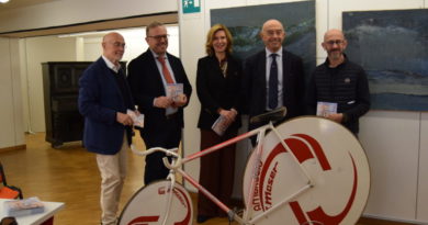 “PEDALANDO SULLE ONDE” ARISTON SANREMO – QUADRI DI “CIACIO” BIANCHERI – MUSEO DELLA BICICLETTA AREGAI (VIDEO E FOTO)