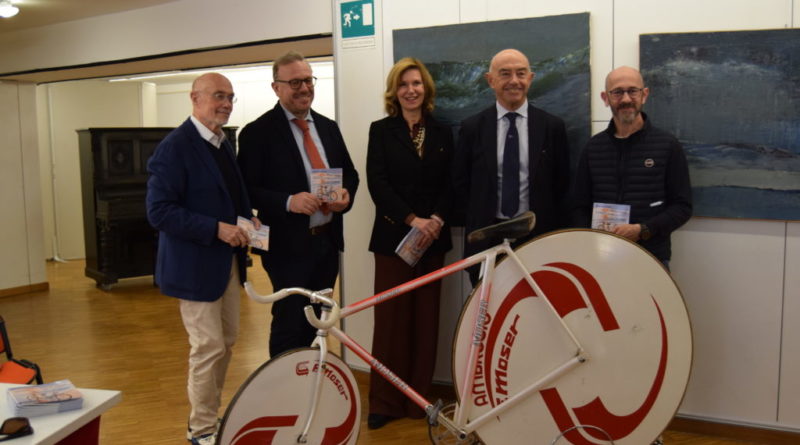 “PEDALANDO SULLE ONDE” ARISTON SANREMO – QUADRI DI “CIACIO” BIANCHERI – MUSEO DELLA BICICLETTA AREGAI (VIDEO E FOTO)