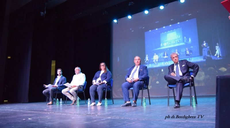 A BORDIGHERA IL CONFRONTO TRA I CANDIDATI SINDACO CON UN FOLTO PUBBLICO ATTENTO E PARTECIPE (VIDEO E FOTO)