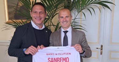SANREMO – L’AS MONACO TRAMITE LA VIRTUS CONSEGNA ALL’ASSESSORE SINDONI LA MAGLIA CELEBRATIVA