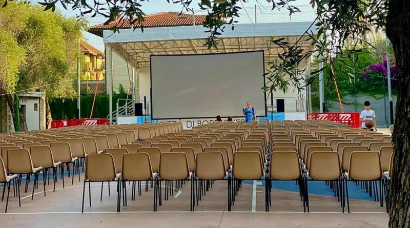 CINEMA IN GIARDINO – CONTINUANO CON SUCCESSO LE PROIEZIONE DEI FILM AI GIARDINI LOWE DI BORDIGHERA