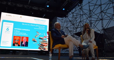 UNA SERA AI MARTEDI’ LETTERARI SUL MARE CON ANTONIO CAPRARICA (VIDEO E FOTO)