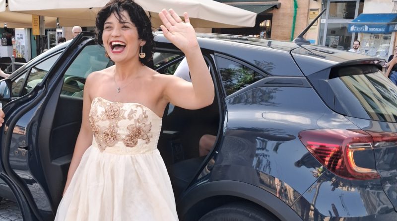 UN OMAGGIO DI ONDA CUBANA PER L’ARRIVO DELLA VIOLONCELLISTA ANA CARLA MAZA NELLA CITTA’ DI SANREMO