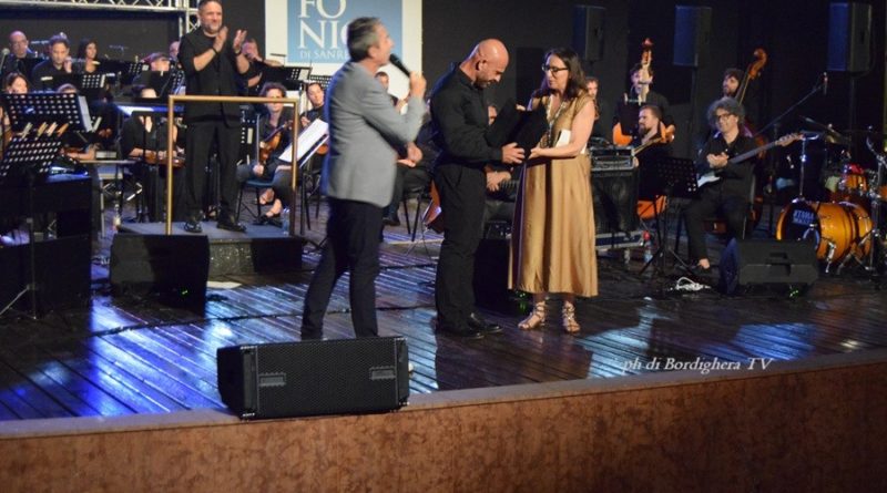 SANREMO – CONSEGNATO A RAIZ IL PREMIO ROBERTO MUROLO NELL’AUDITORIUM FRANCO ALFANO
