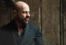 DA “MARE FUORI” AI QUARTIERI SPAGNOLI – RAIZ PORTA “MONTECALVARIO” A SANREMO CON L’ORCHESTRA SINFONICA