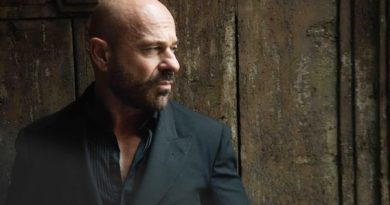 DA “MARE FUORI” AI QUARTIERI SPAGNOLI – RAIZ PORTA “MONTECALVARIO” A SANREMO CON L’ORCHESTRA SINFONICA