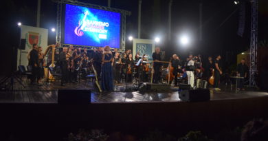 SUCCESSO DI PUBBLICO PER LA PRIMA ASSOLUTA IN OMAGGIO A LUCIO DALLA “TRA IL MARE E LE STELLE” (VIDEO E FOTO)