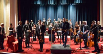 UNO STRAORDINARIO CONCERTO-  PER CELEBRARE  IL PATRONO SAN ROMOLO CON L’ORCHESTRA SINFONICA DIRETTA DAL M° GIANCARLO DE LORENZO -SIMON ZHU (VIOLINO) (VIDEO E FOTO)