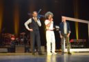 IL TENCO 2026 APRE IL SIPARIO E PREMIA CON LE TARGHE – PRIMA SERATA (VIDEO E FOTO)